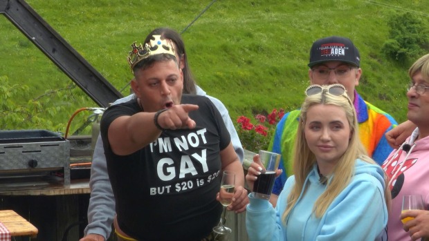 Teilnehmer Marius brüllt im Forsthaus Rampensau einen Kandidaten an und trägt ein T-Shirt mit der Aufschrift "I'm not gay".