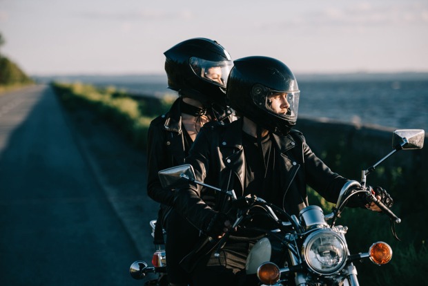Ein Paar am Motorrad | Credit: iStock.com/LightFieldStudios