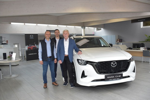 MAZDA: Savas Tip, Sead Samardzic und Seniorchef Walter Maier mit dem neuen Mazda CX-60