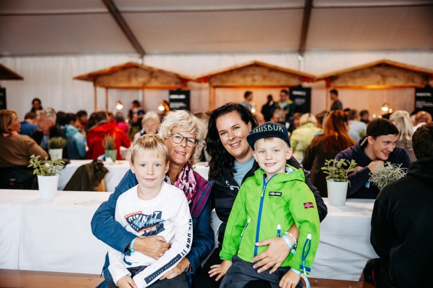Mama Gabriele mit Julia Pötzschner (Management Assistant) und den Kindern Ben und Leon (v. li.)