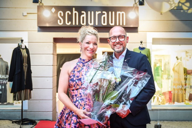 Michael Ritsch gratuliert „schauraum“-Inhaberin Martina Zimmermann zum 10jährigen Bestehen.