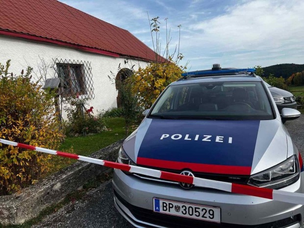 Polizeiauto und Polizeiabsperrung