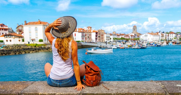 Frau reist alleine | Credit: iStock.com/margouillatphotos