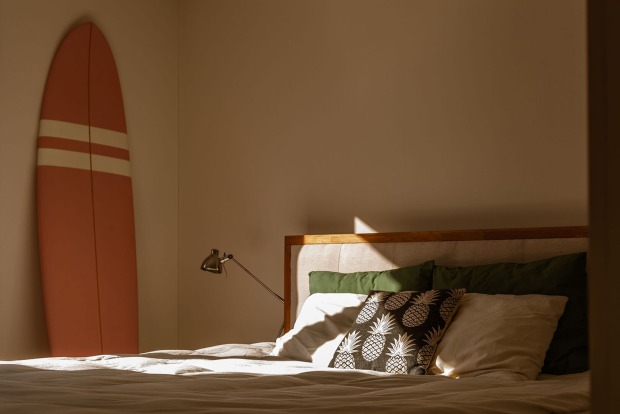 Surfbrett im Schlafzimmer | Credit: iStock.com/Wirestock