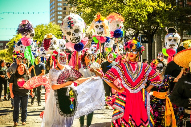 Parade zum Tag der Toten | Credit: iStock.com/ShengYing Lin