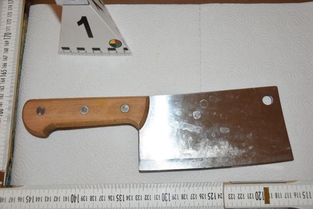 Das Fleischerbeil mit Abmessungen von der Polizei.