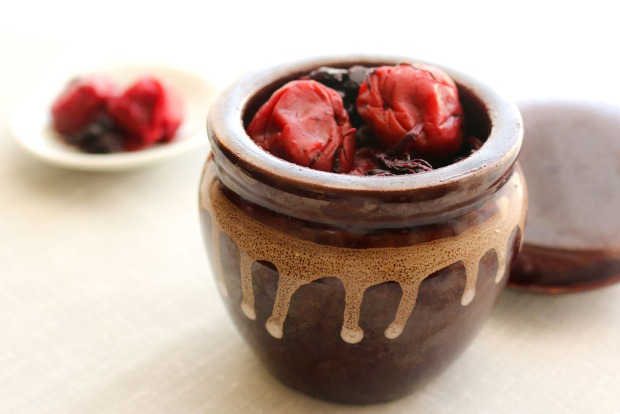 Umeboshi in einem Becher | Credit: iStock.com/Seiko