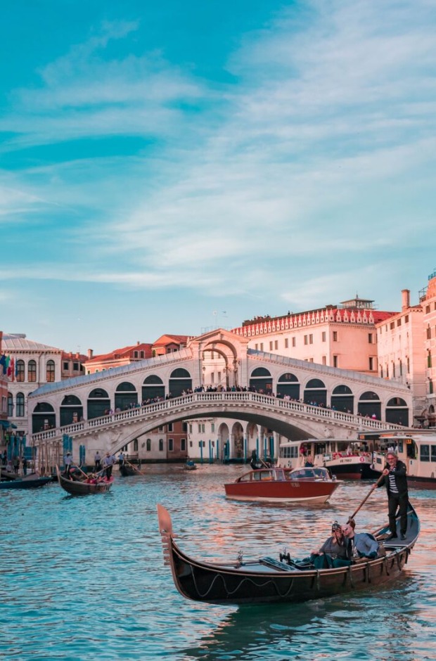Eine Gondel fährt auf dem Kanal in Venedig.