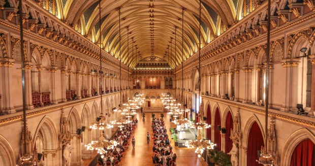 Blick von oben in den Saal mit gedeckten Tischen