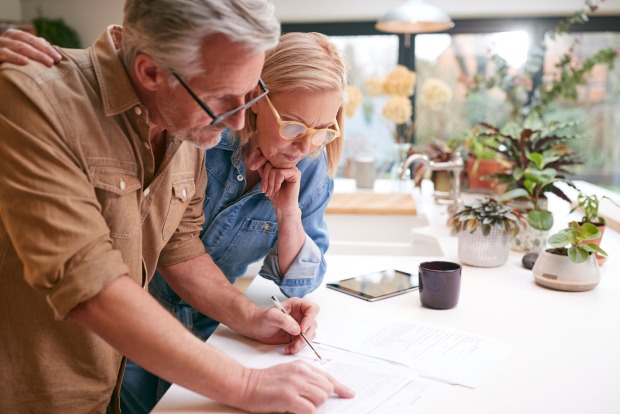 Senioren-Ehepaar bei der Berechnung der Lebenskosten | Credit: iStock.com/monkeybusinessimages