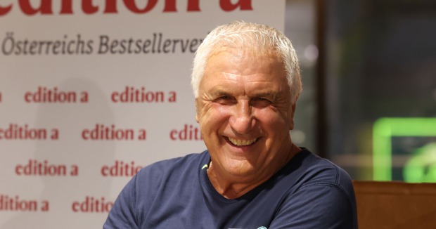 Hans Krankl lacht beim Interview