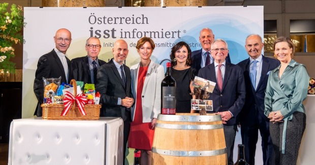 Gruppenbild vor Aufsteller "Österreich isst informiert"