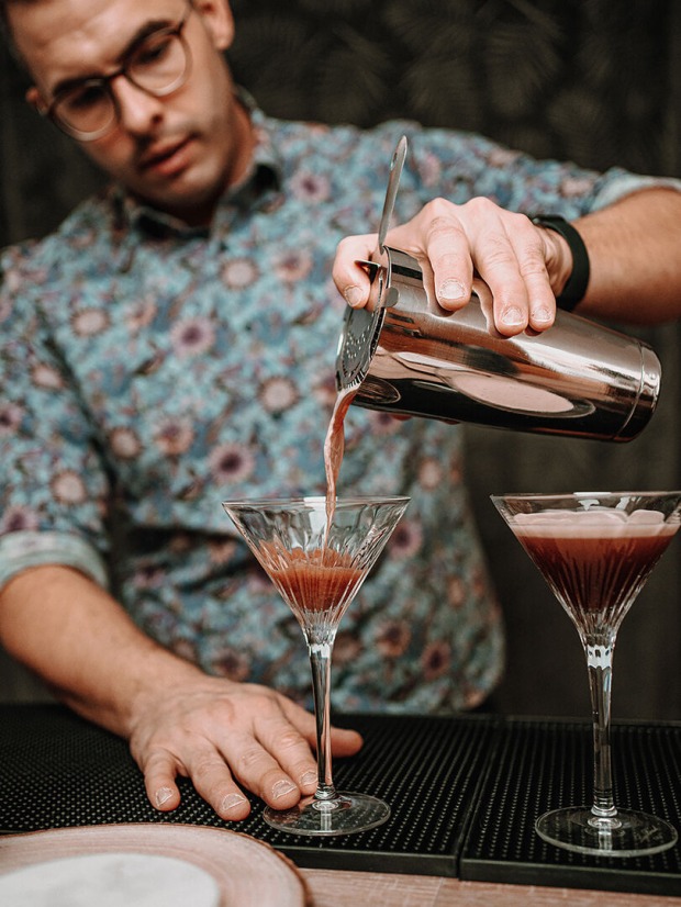 Barista-Meister Hannes Andexer schenkt seinen Drink „Aurora Specialis“ ein