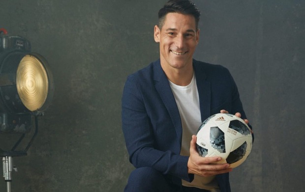 Porträt mit Fussball in den Händen