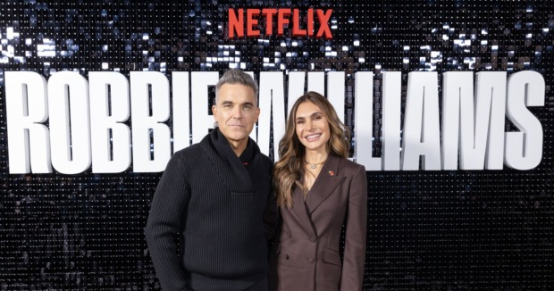Porträt des Paares von großem Schriftzug Netflix und Robbie Williams