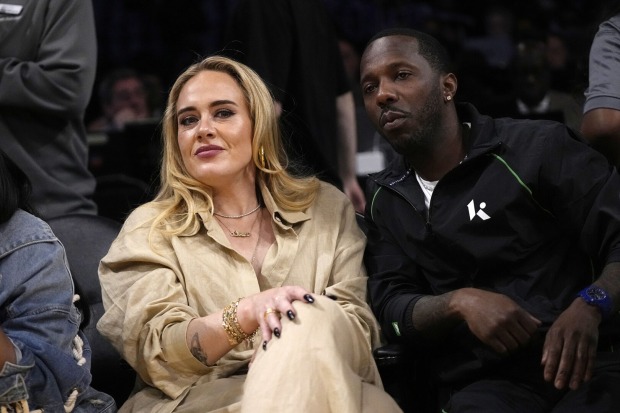 Adele und Rich Paul im Publikum. Sie trägt beige Kleidung und er schwarze.
