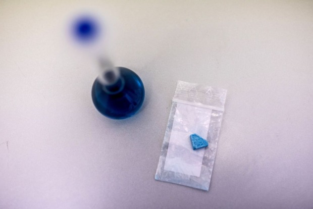 "Blue Punisher"-Pille in einem Säckchen.