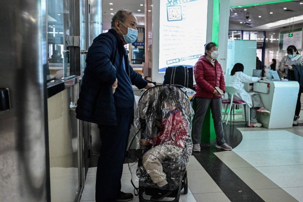 Ein Mann mit einen Kind in einem chinesischen Krankenhaus.