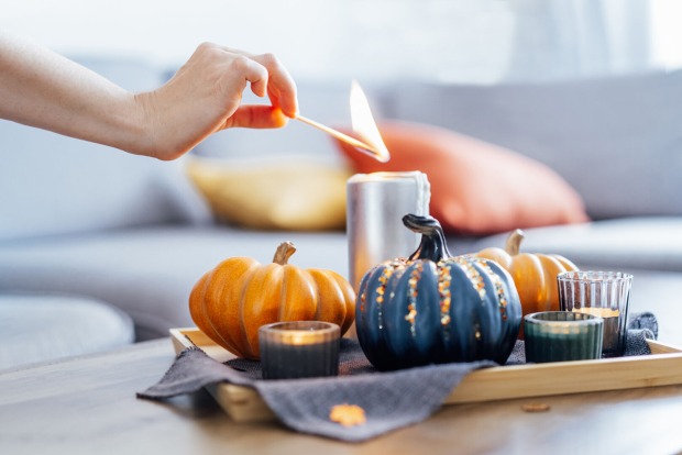 Tropfende Kerze auf einem Tisch | Credit: iStock.com/OKrasyuk