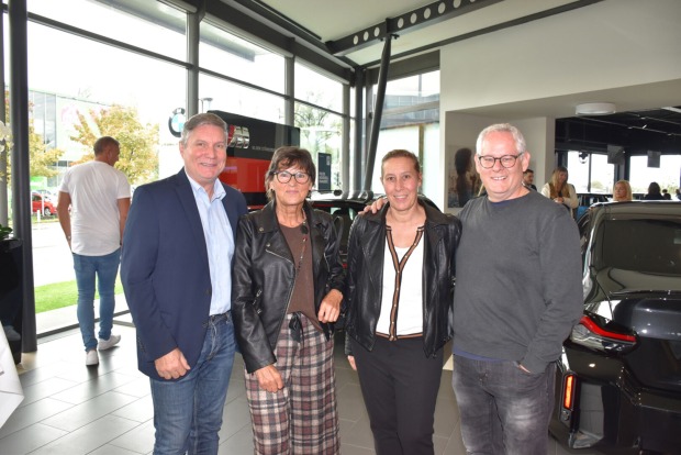 Kurt Aberer (Aberer Immobilien H‘ems) mit Anja sowie Petra (fährt Mini SE electro) und Martin Klocker (BMW X5) aus Gaißau