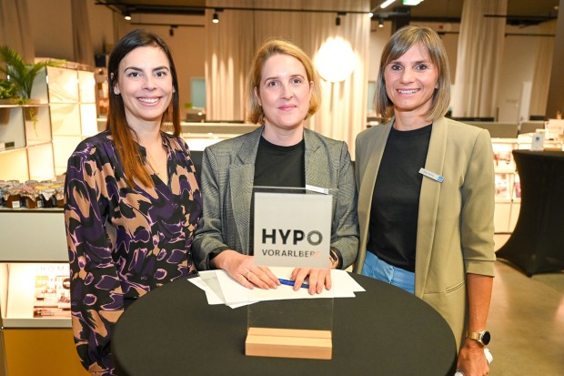 Sabine Nigsch-Gaethke mit Laura Künzle und Evelin Reimair (alle Hypo Vorarlberg) (v. li.)