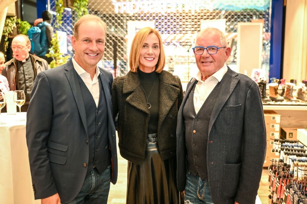 Bürgermeister Dieter Egger mit Gattin Gertraud und Erhard Fischer (Intersport)