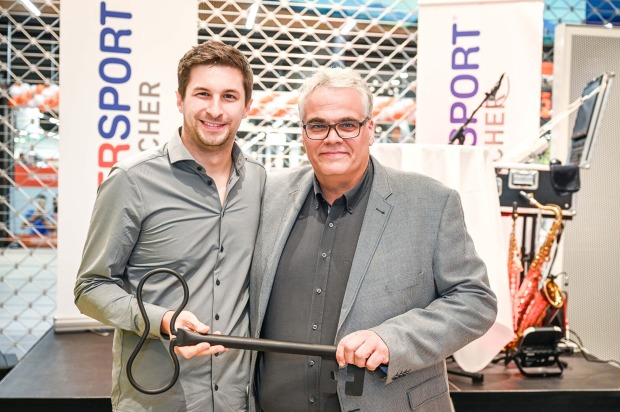 Schlüsselübergabe von GF Tobias Stergiotis an Shopleiter Marcel  Hofmann  (v. re.)