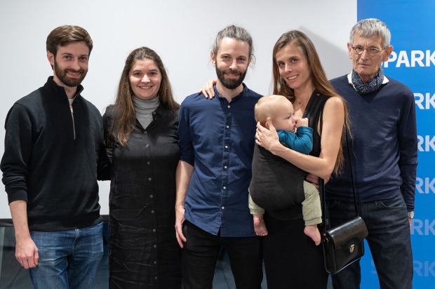 We are Family: Stephan Weinmann mit Frederike Klug, Familie Robert und Sophia Weinmann mit Oskar und Vater Josef Lipburger (v.li.)