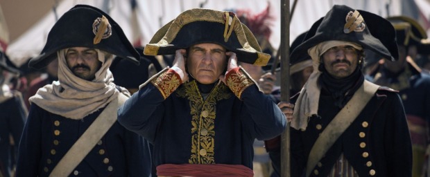 Das Heer von Napoleon ist bereit für den Kampf. Er selbst hält sich die Ohren zu.