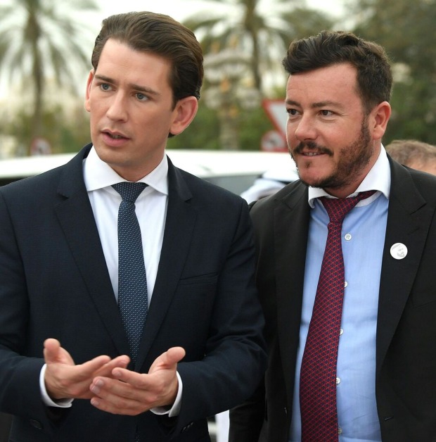 Sebastian Kurz und René Benko dicht Schulter an Schulter im Anzug mit Krawatte. Im Hintergrund Palmen