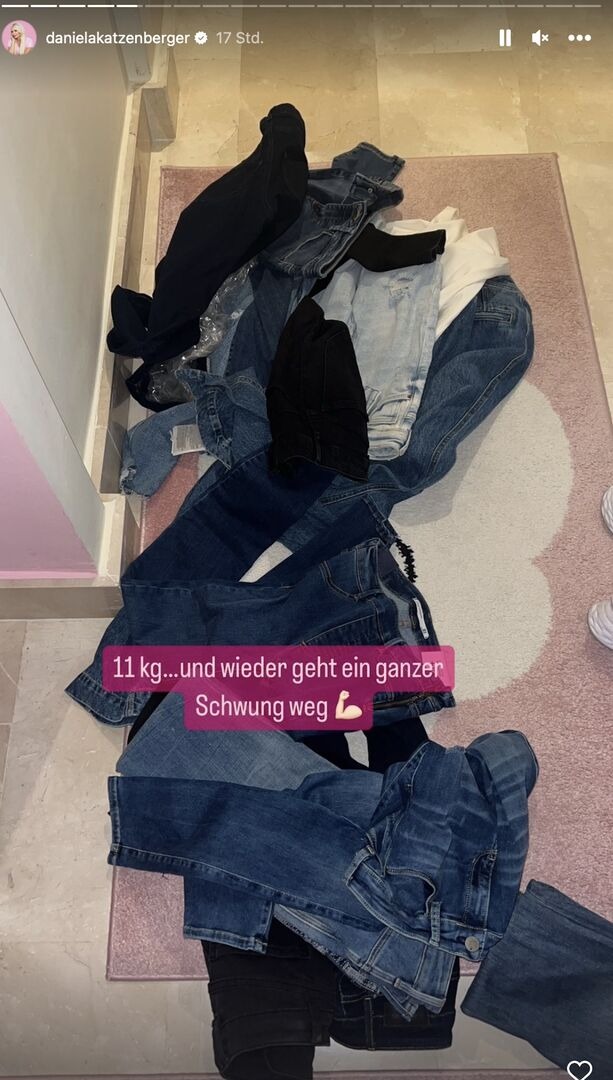 Eine Instagram Story von Daniela Katzenberger mit vielen Jeans. Dabei steht "11kg..und wieder geht ein ganzer Schwung weg."