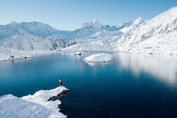 Winterlicher Bergsee in den Stubaier Alpen.