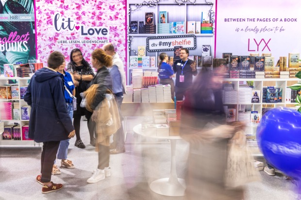 Ein Ausstellungsstand auf der Buch Wien 23, der dem Genre New Adult-Literatur gewidmet ist