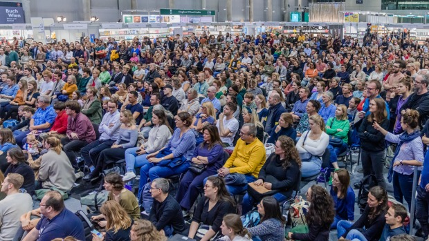 Aufnahme eines bis auf den letzten Platz gefüllten Auditoriums auf der Buch Wien 23