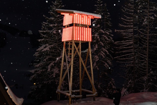 Bild von Hochstand mit Neonröhren