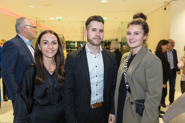 Mitarbeiter:innen der Volksbank Vorarlberg: Edina Softic, Sandro Pehr und Nadia Spieler