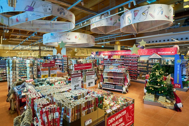 Christbaumkugeln, Weihnachtskarten, Geschenkpapier und vieles mehr finden die Kund:innen für das schönste Fest im Jahr im INTERSPAR-Hypermarkt in Bürs.