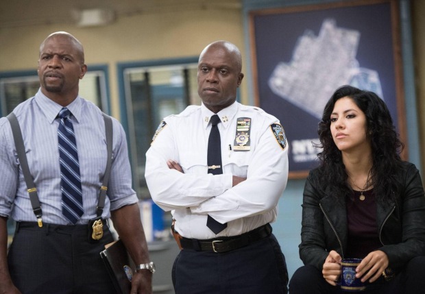 Andre Braugher mit Schauspielkollegen in der Serie "Brooklyn Nine-Nine".