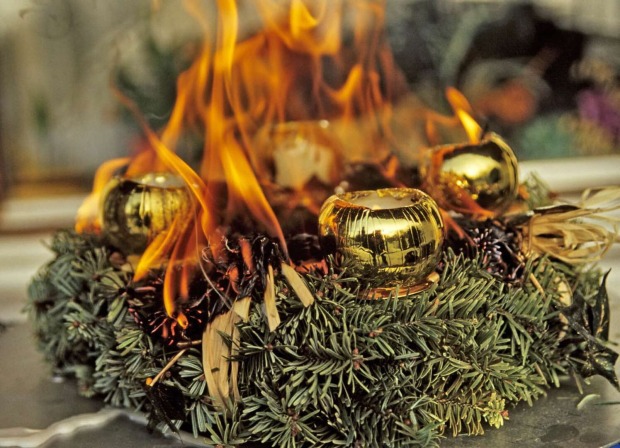 Ein brennender Adventkranz.