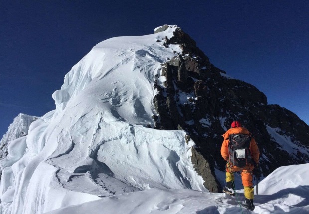 Ein Bergsteiger auf dem Weg zum Gipfel des Broad Peak
