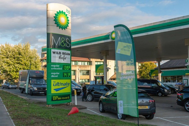 Viele Autos bei einer Tankstelle.