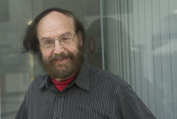 Porträt des Wissenschaftler Frithjof Bergmann, der ein graues Hemd trägt
