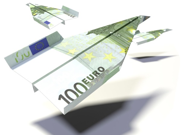 Zum Papierflieger gefalteter 100 Euro-Schein