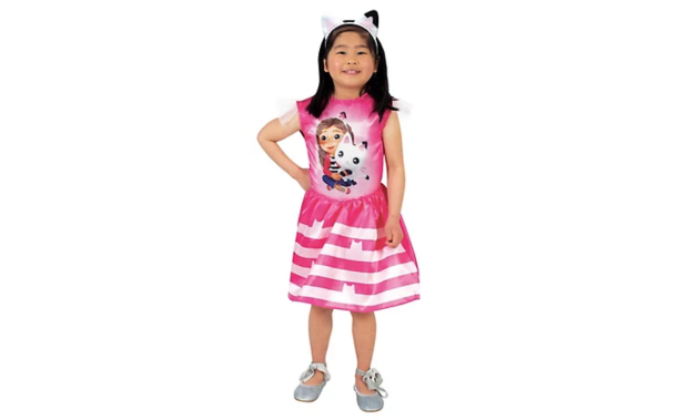 Mädchen als Gabby von Gabby´s Dollhouse verkleidet.