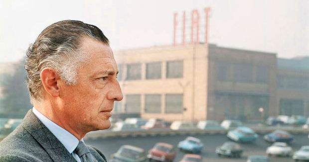 Gianni Agnelli junior vor einem FIAT-Werk