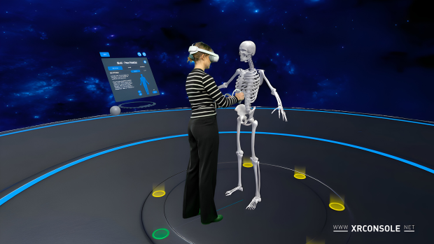 Frau testet die VR-Brille an einem virtuellen Skelett