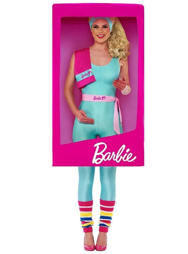Blondine in türkisem Barbiekostüm