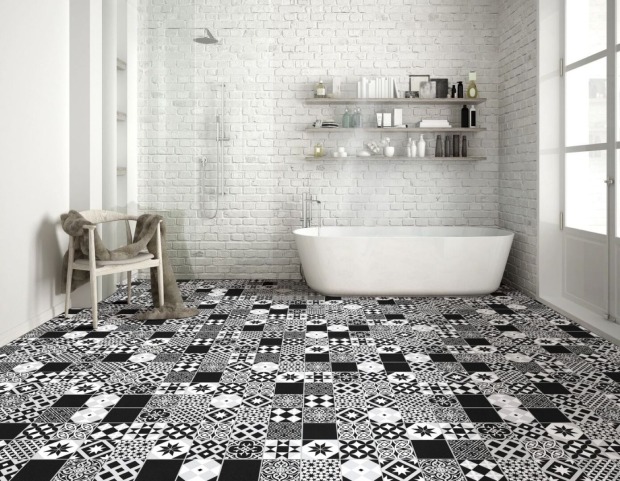 Badezimmer mit Badewanne und Schwarz-Weiß-Fliesen