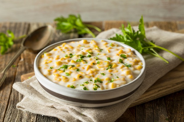 Creamed Corn in einer Schüssel | Credit: iStock.com/bhofack2