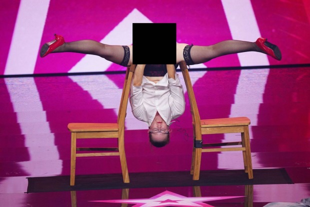 Eine Supertalent-Teilnehmerin zwischen zwei Stühlen auf der Bühne.